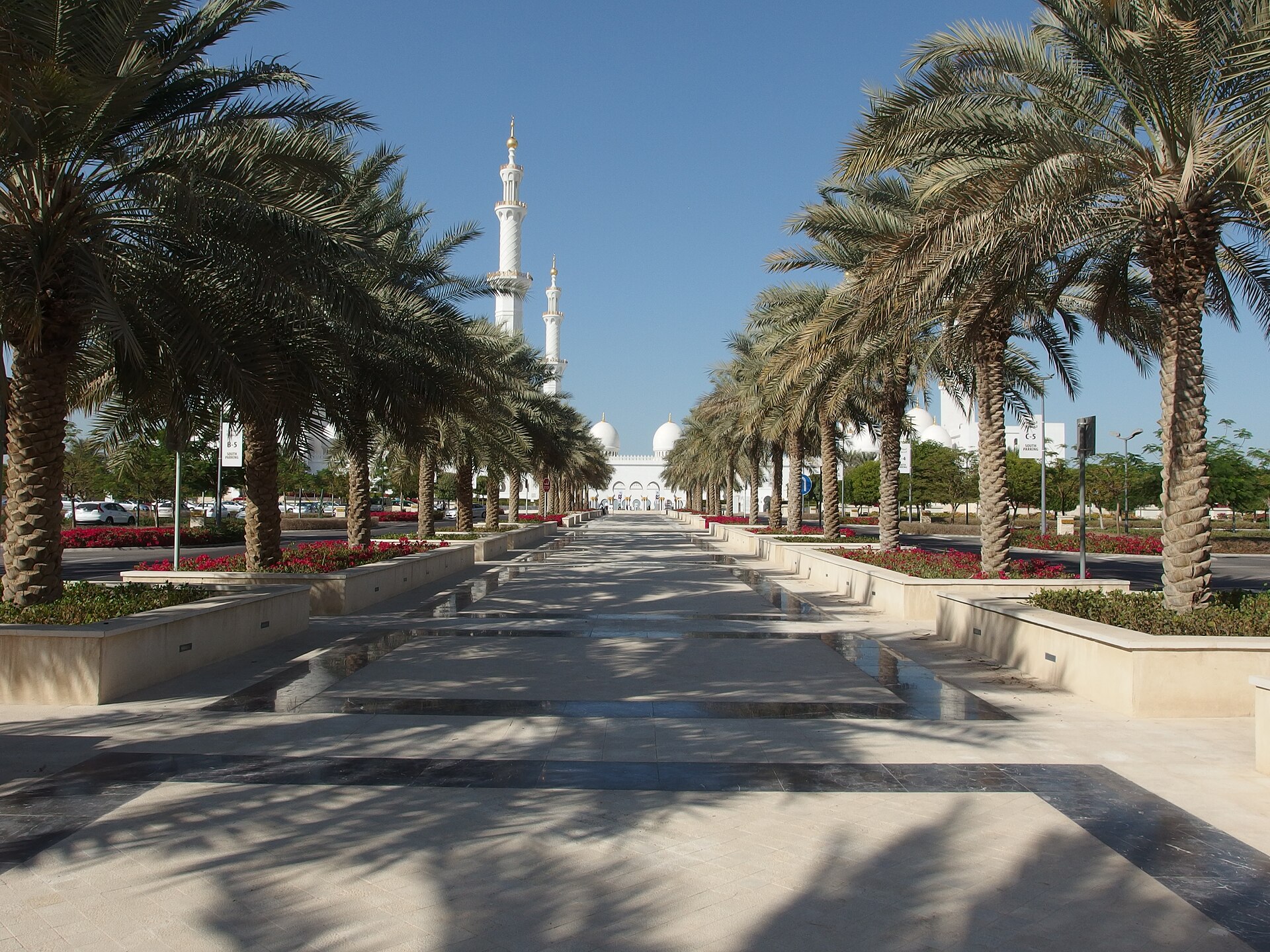 Sheikh Zayed Grand Mosque @ Abu Dhabi (15856602738).jpg - Dubai & UAE Tourist Visa for Indians